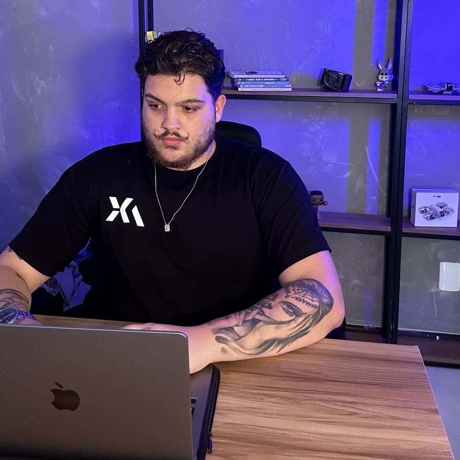 Patrick Souza trabalhando na sede da Praxis Growth em Joinville